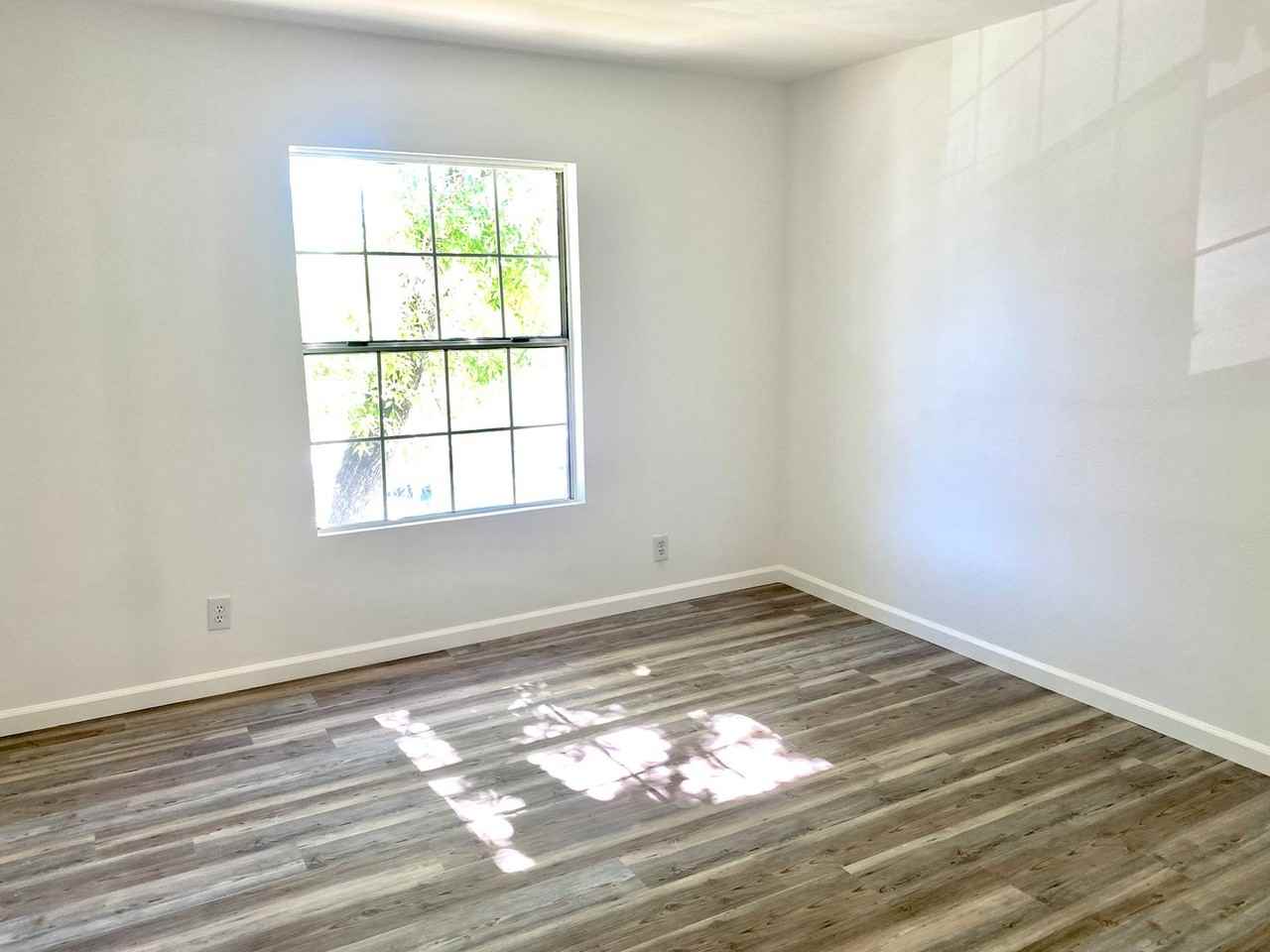 14914 Hamlin St - Photo 5 of 11