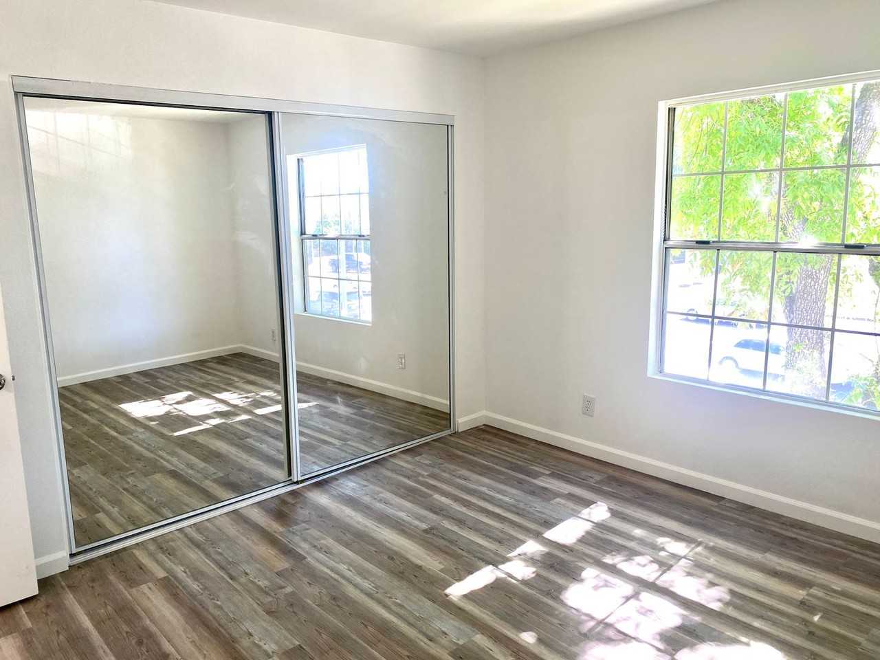14914 Hamlin St - Photo 6 of 11