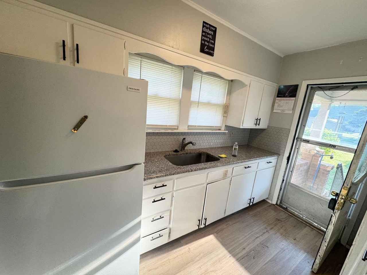 1134 S Linn St - Photo 3 of 7