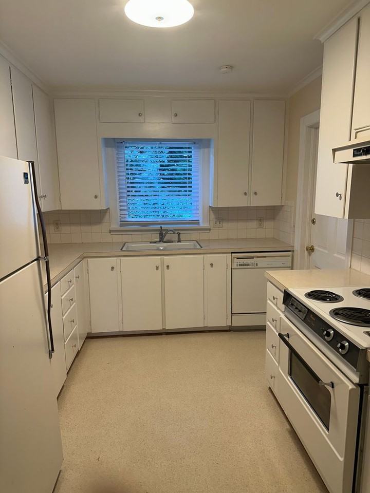 2650 Grosvenor Pl - Photo 2 of 11