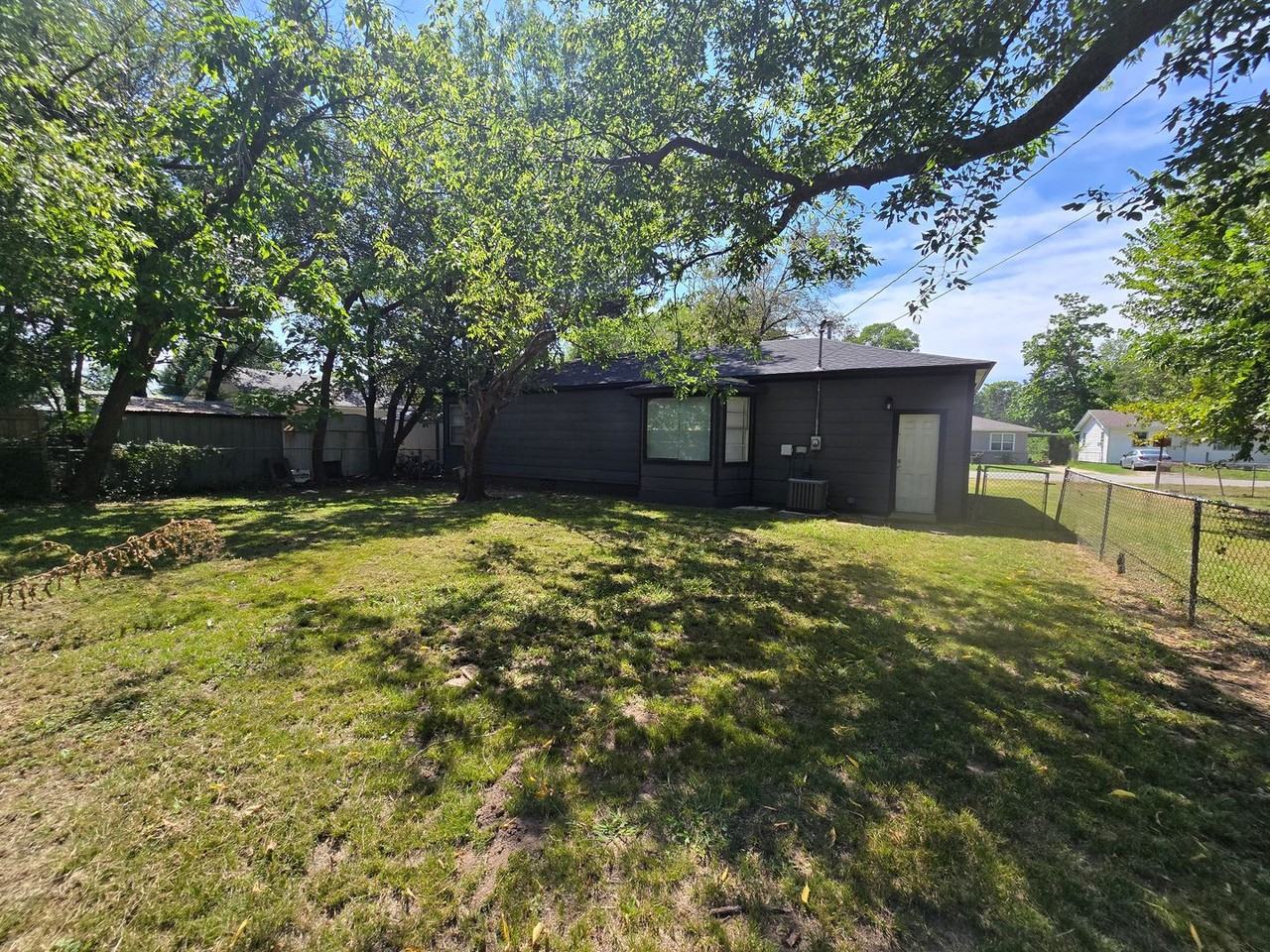 203 N Ora St - Photo 2 of 17