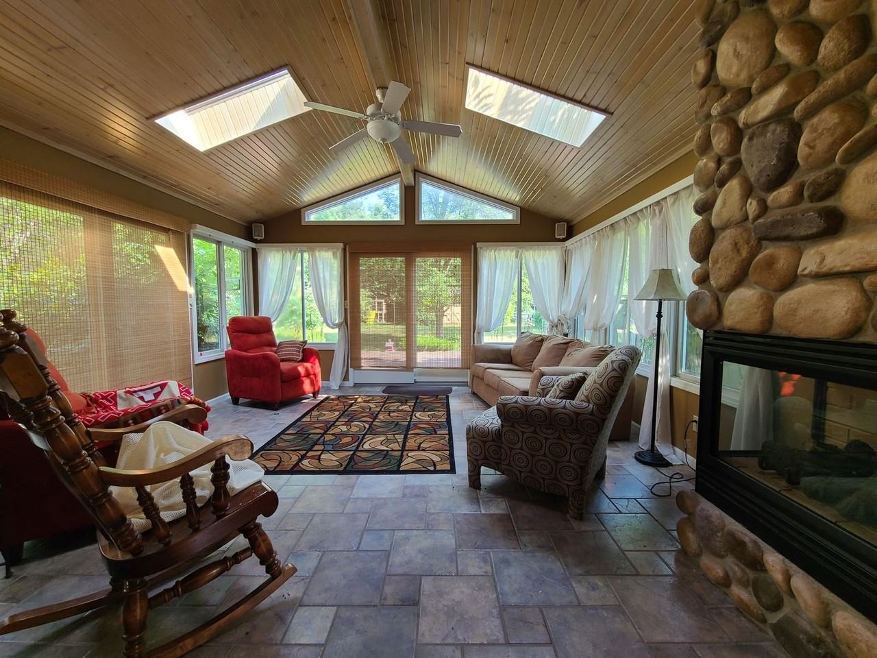 3123 S Lakeshore Dr - Photo 2 of 15