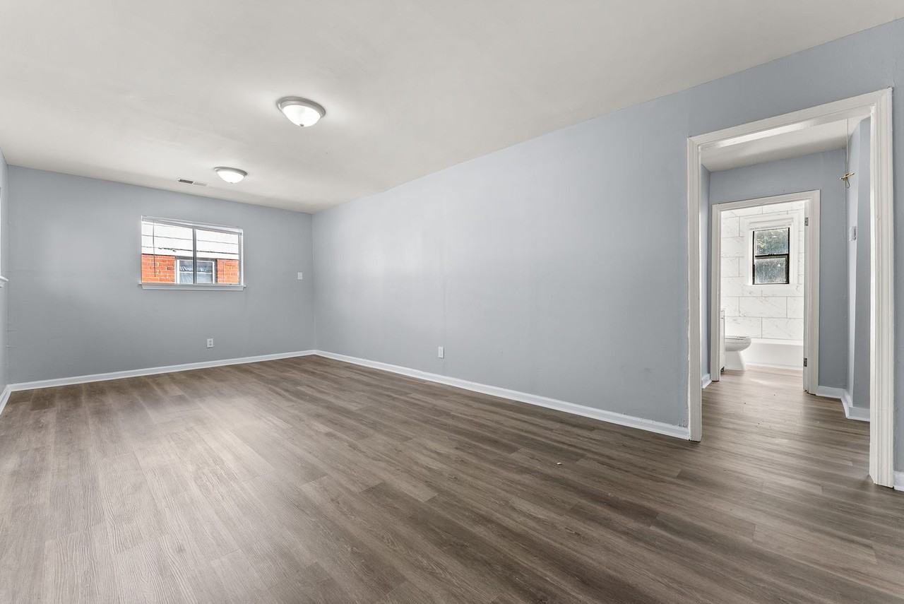 1622 Elvis Presley Boulevard - Photo 4 of 19