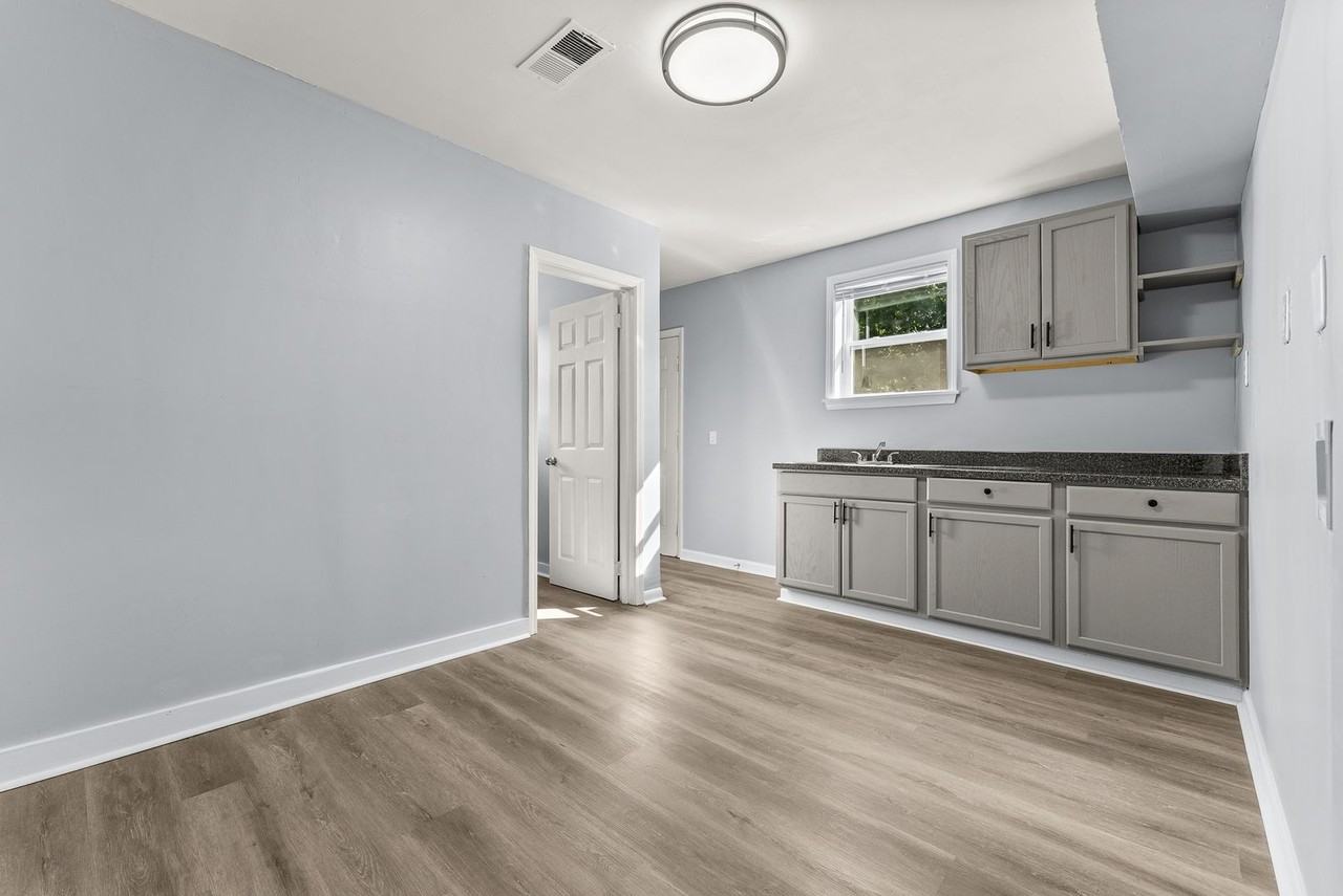 1622 Elvis Presley Boulevard - Photo 7 of 19