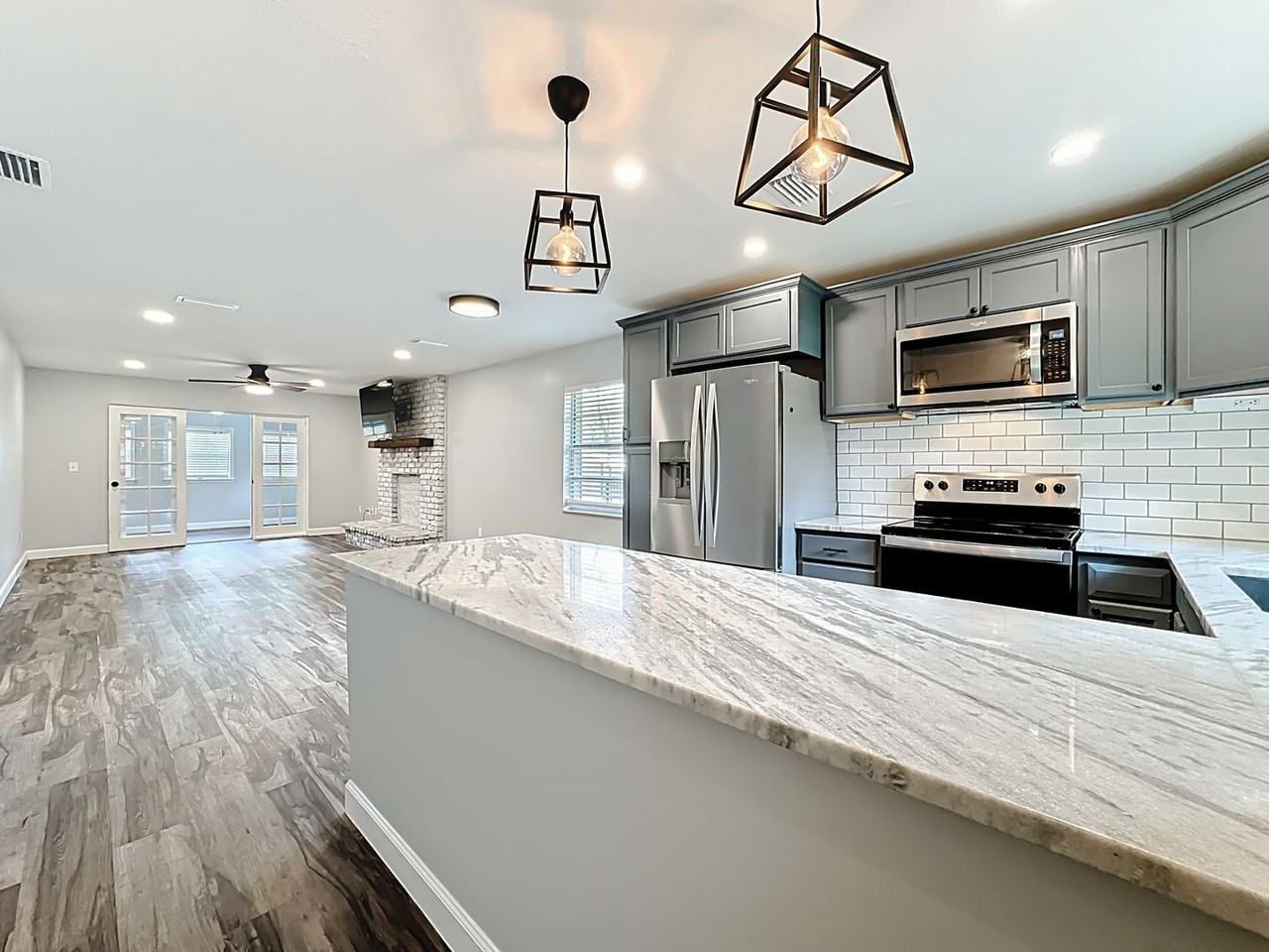 25117 Niblic St - Photo 2 of 50