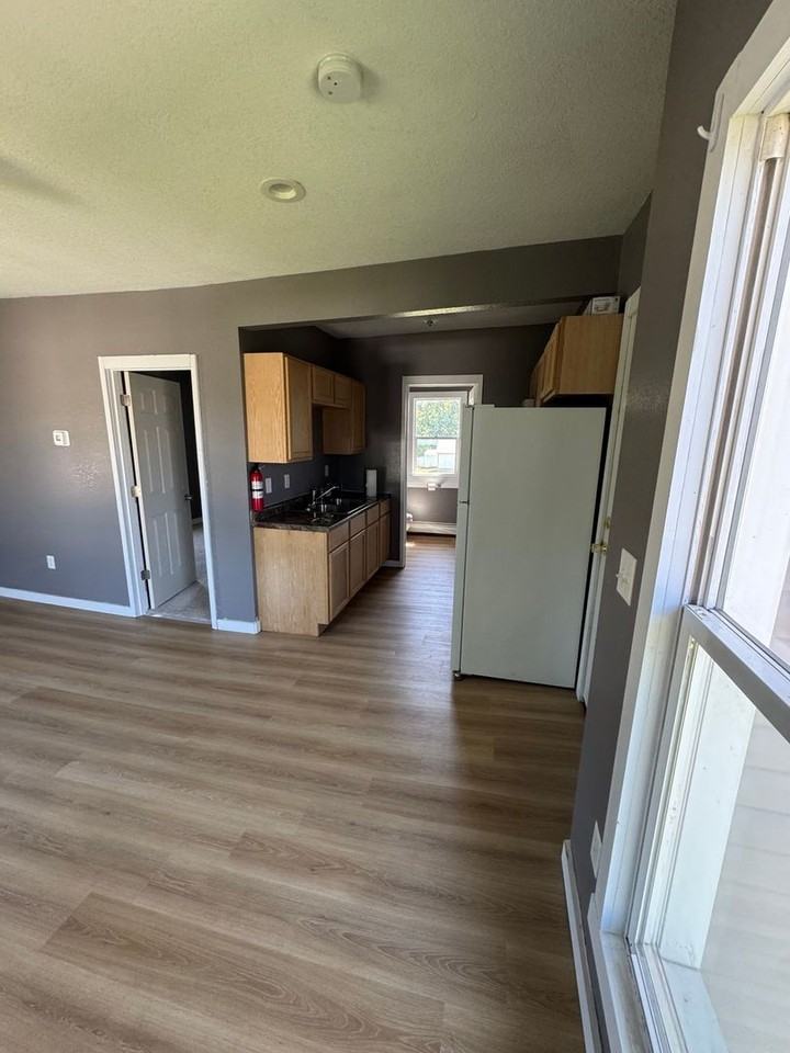 427 E State St - Photo 3 of 11