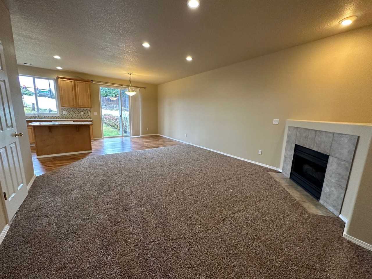 20060 S Hoodview Ct - Photo 2 of 10