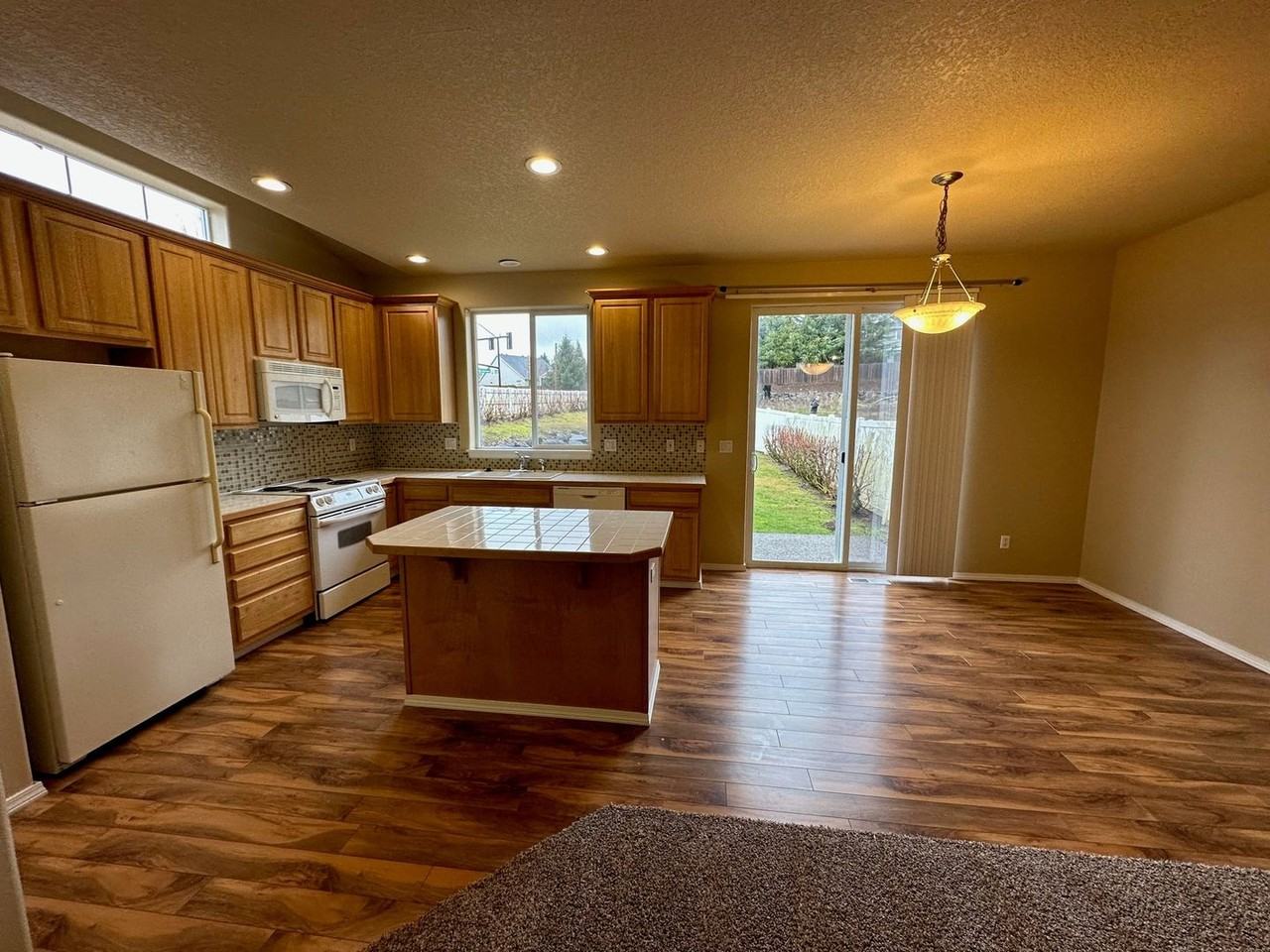 20060 S Hoodview Ct - Photo 3 of 10