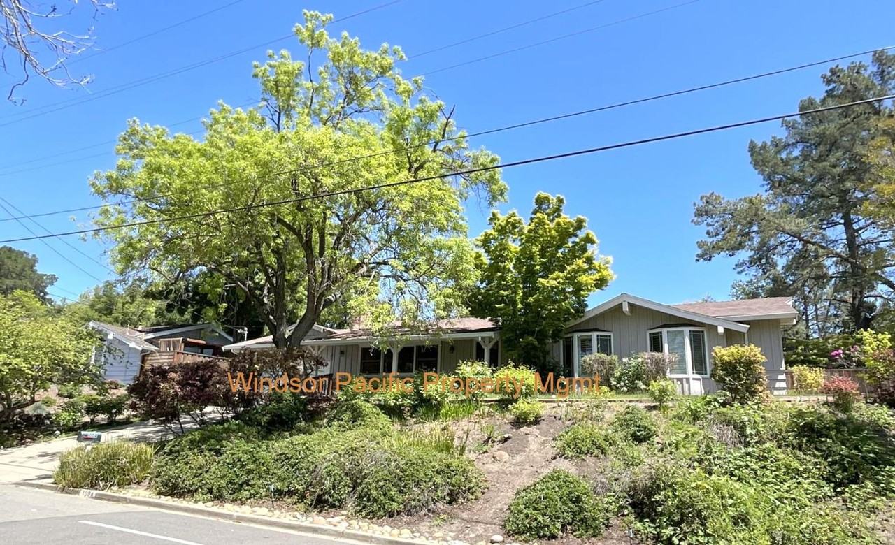 1004 Windsor Dr - Photo 2 of 32