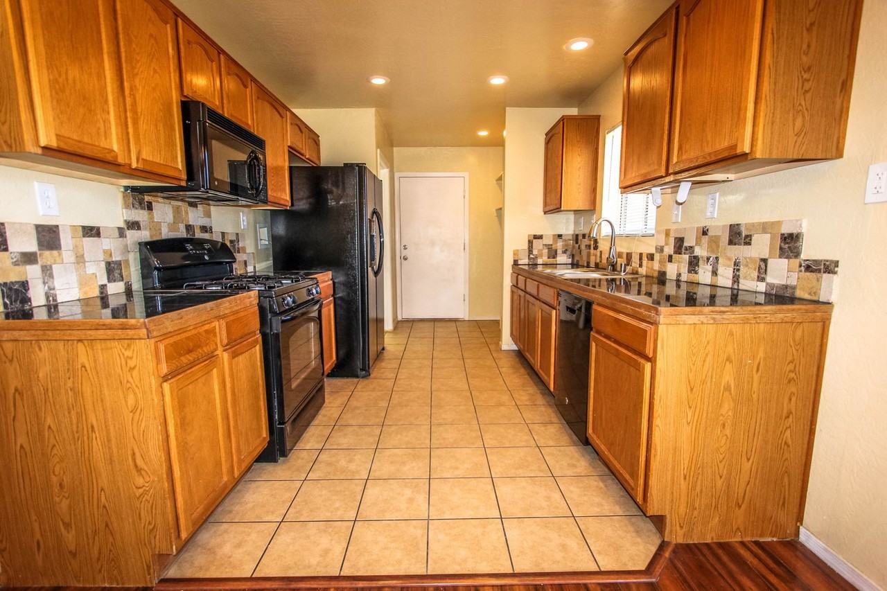 5484 N Robert Rd - Photo 4 of 16