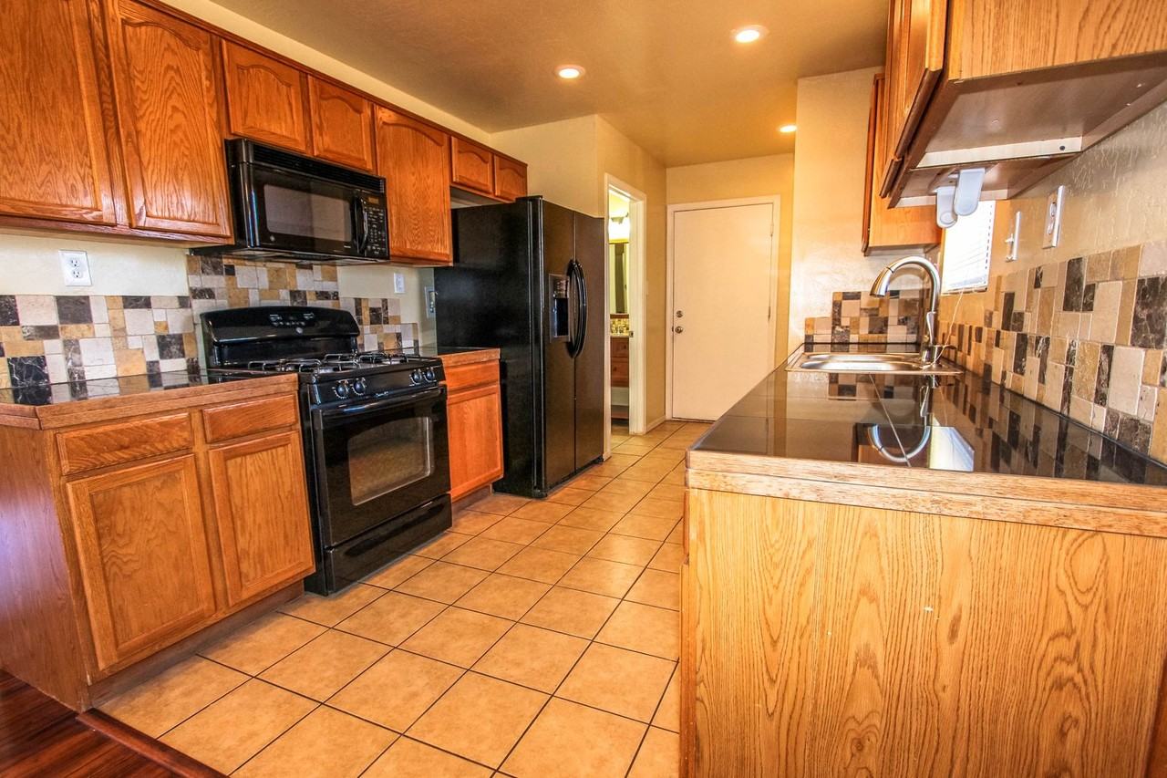 5484 N Robert Rd - Photo 5 of 16