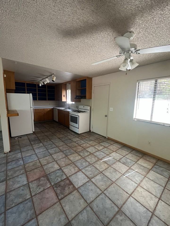 6050 N Dodge Ave - Photo 5 of 13