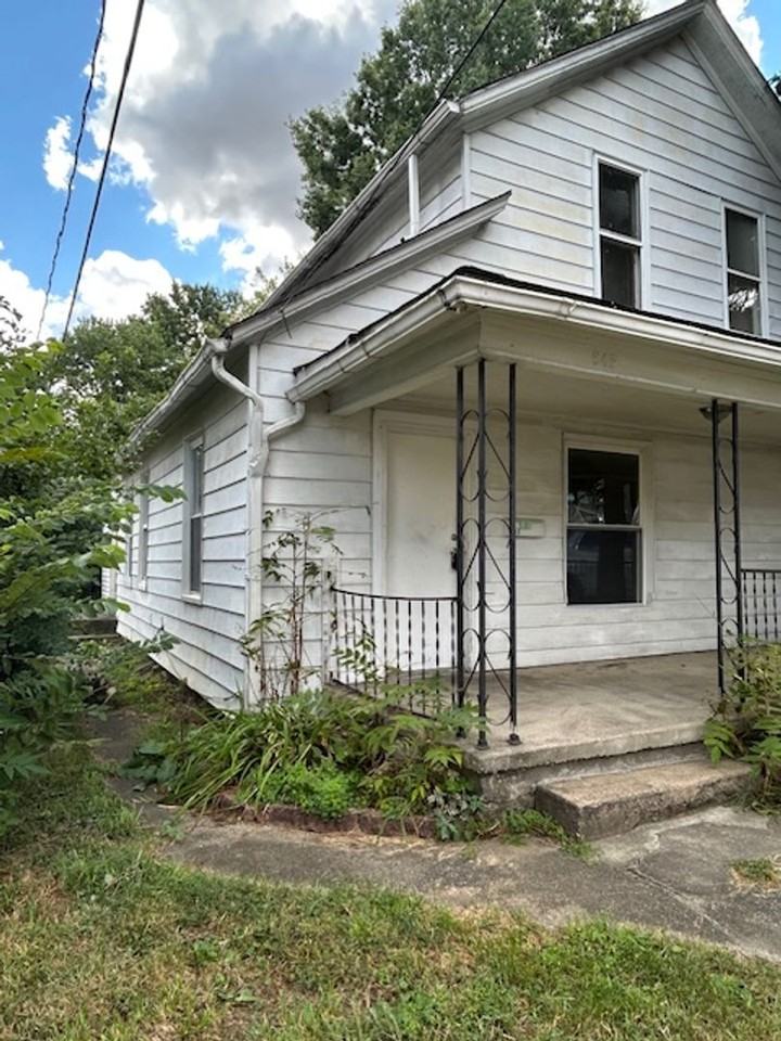 647 Sherman St - Photo 2 of 17