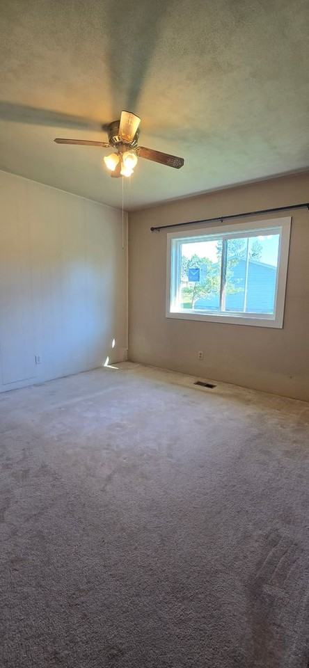 316 Wilson Ave Se - Photo 4 of 11