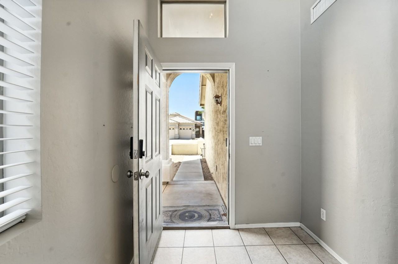 10606 W Coronado Rd - Photo 4 of 50