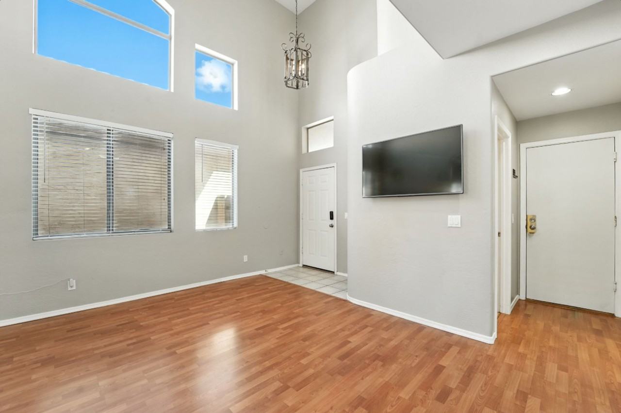 10606 W Coronado Rd - Photo 6 of 50