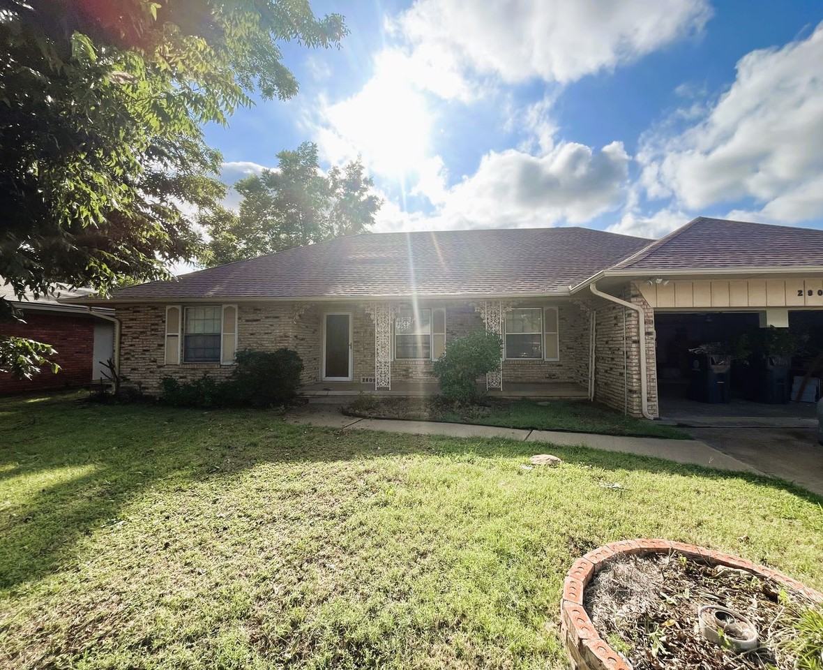 2809 N Windsor Blvd - Photo 2 of 24