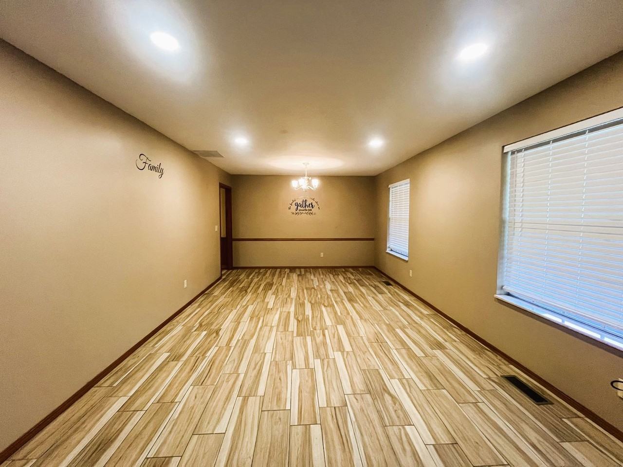 2809 N Windsor Blvd - Photo 3 of 24