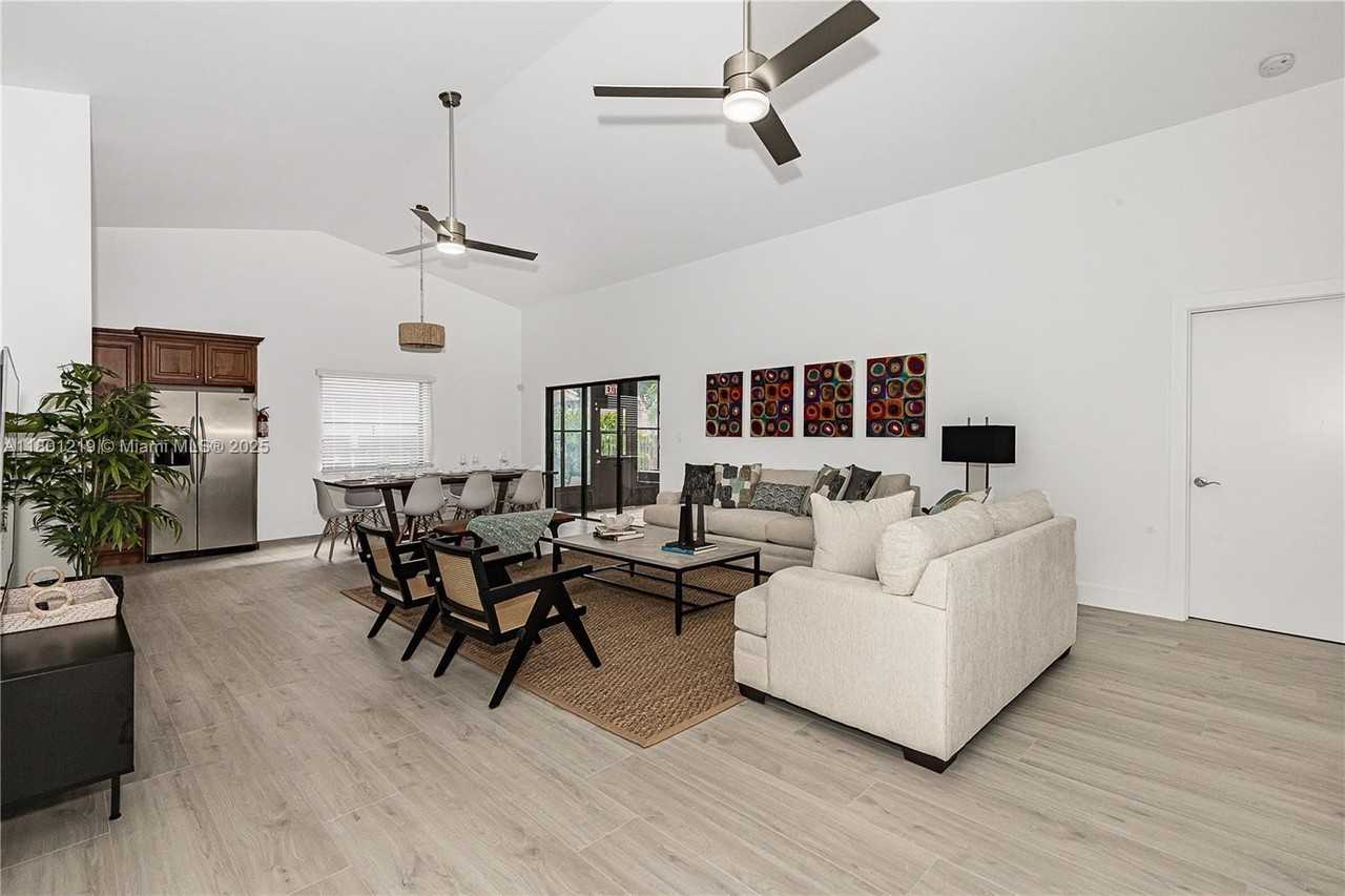 216 Se 9th St #1 - Photo 2 of 25