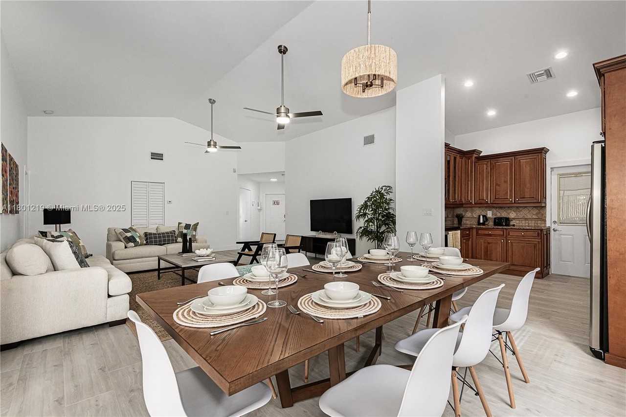 216 Se 9th St #1 - Photo 3 of 25