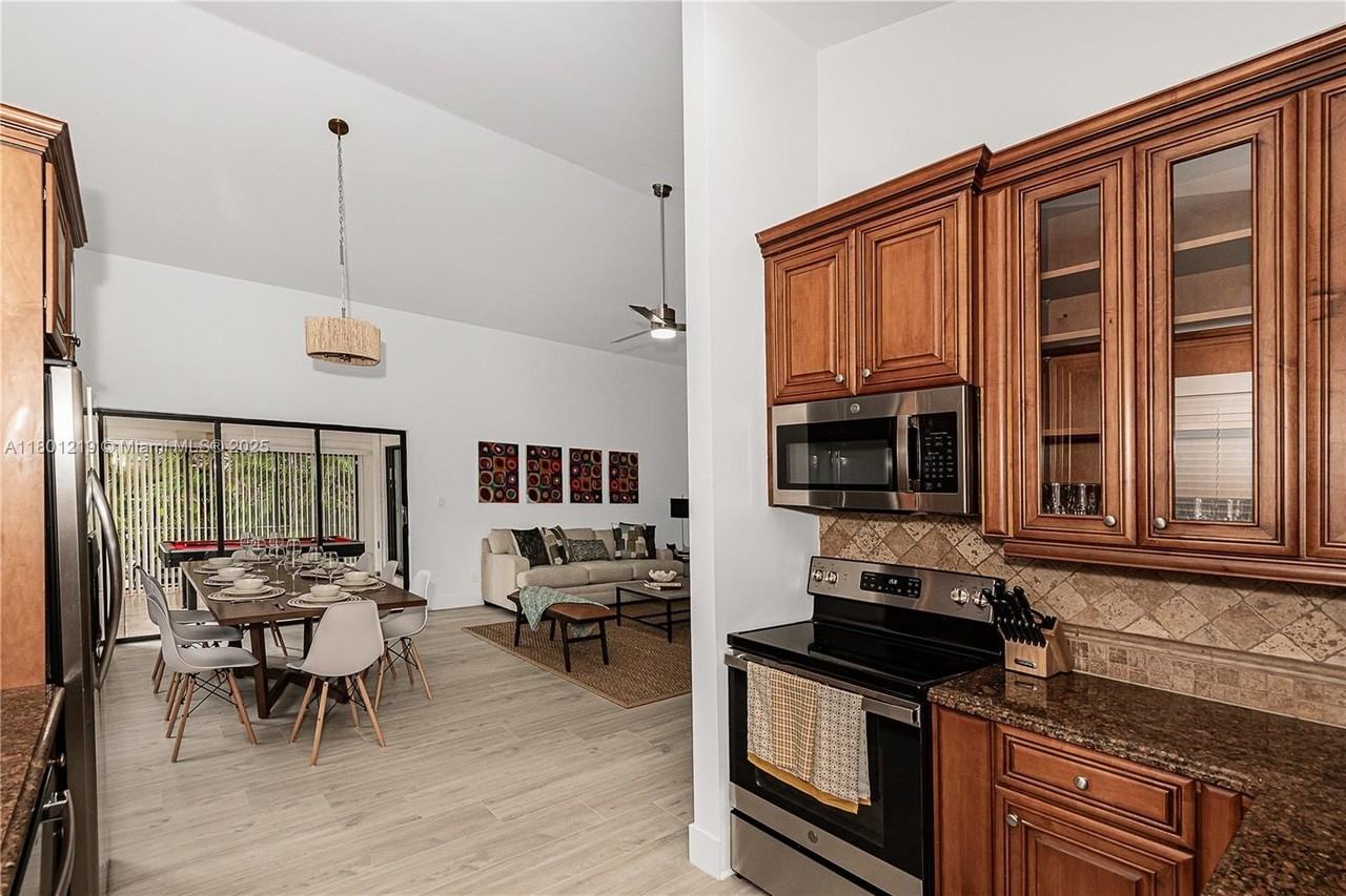 216 Se 9th St #1 - Photo 5 of 25