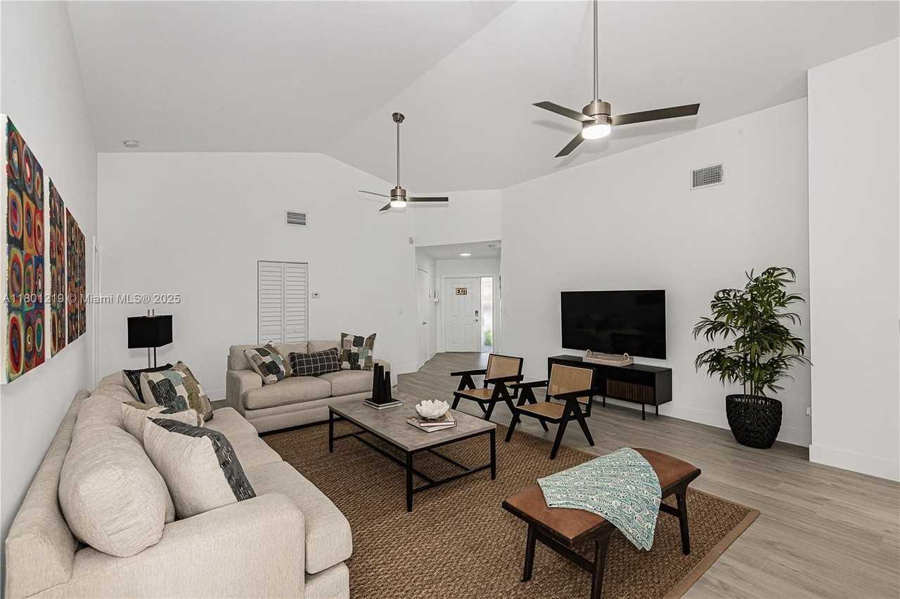 216 Se 9th St #1 - Photo 7 of 25