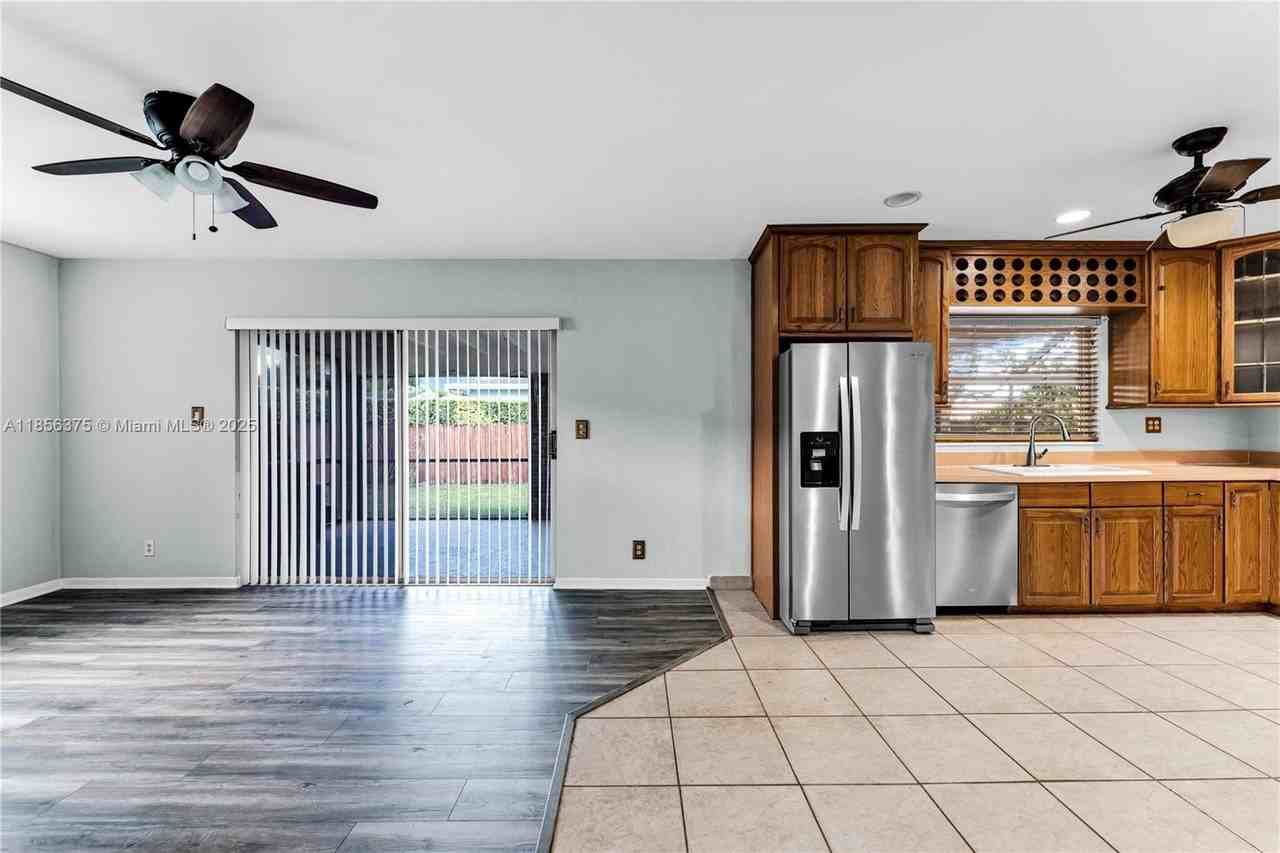 7621 Southwest 146th Avenue - Photo 6 of 19