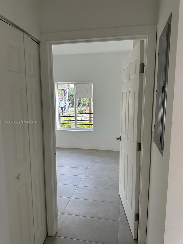 541 Southwest 2nd Court #5 - Photo 4 of 20