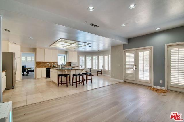 923 Derek Dr - Photo 3 of 8