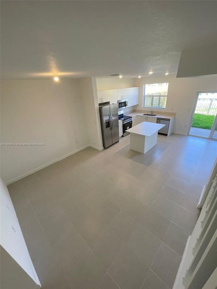 2760 Se 26th Ave #0 - Photo 2 of 12