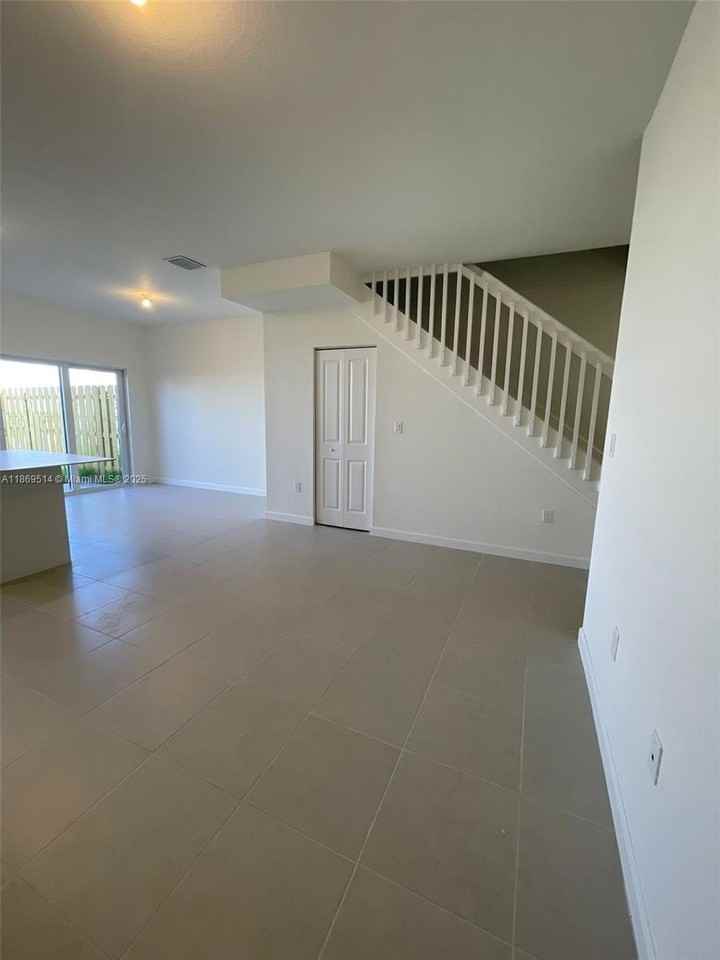 2760 Se 26th Ave #0 - Photo 3 of 12