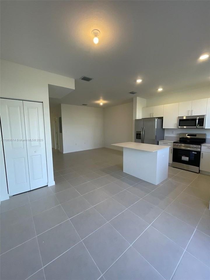 2760 Se 26th Ave #0 - Photo 4 of 12