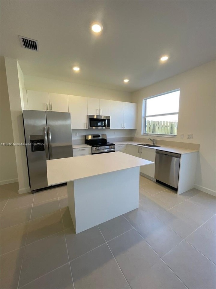 2760 Se 26th Ave #0 - Photo 5 of 12