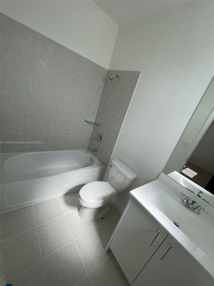 2760 Se 26th Ave #0 - Photo 7 of 12