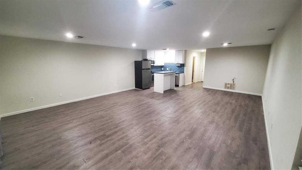 213 W Wall St - Photo 2 of 14