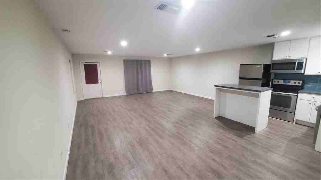 213 W Wall St - Photo 3 of 14