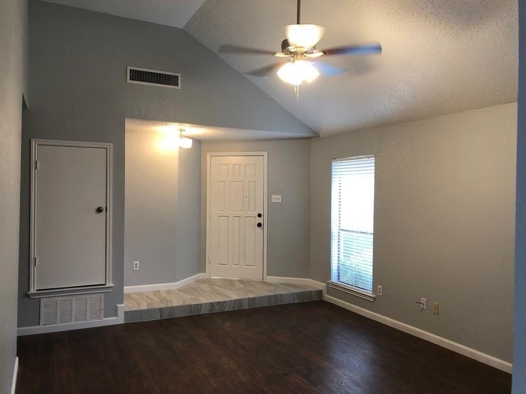 1016 Paintbrush St - Photo 4 of 18