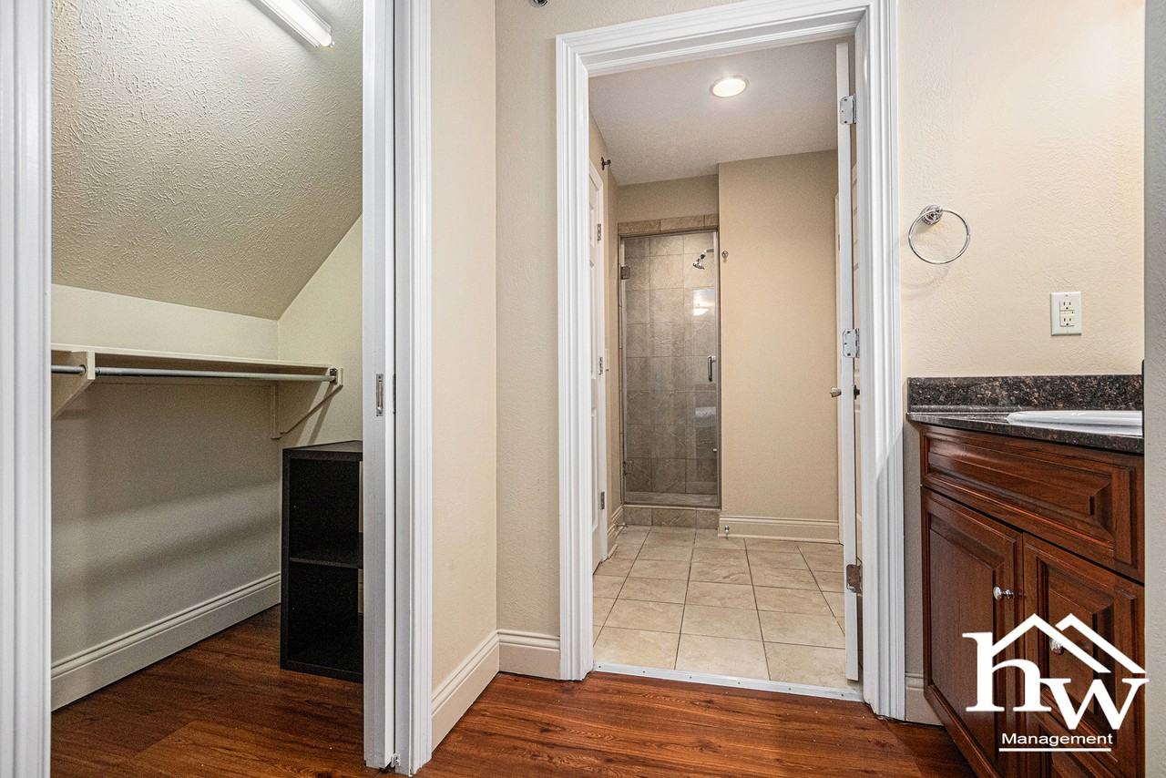 627 N Saint Peter St - Photo 3 of 17