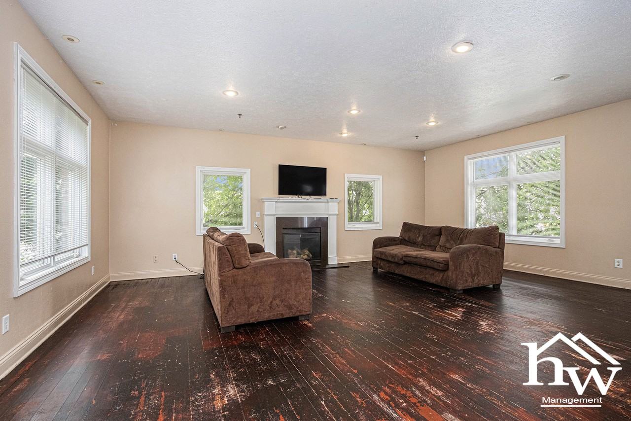 806 S Bend Ave - Photo 4 of 20