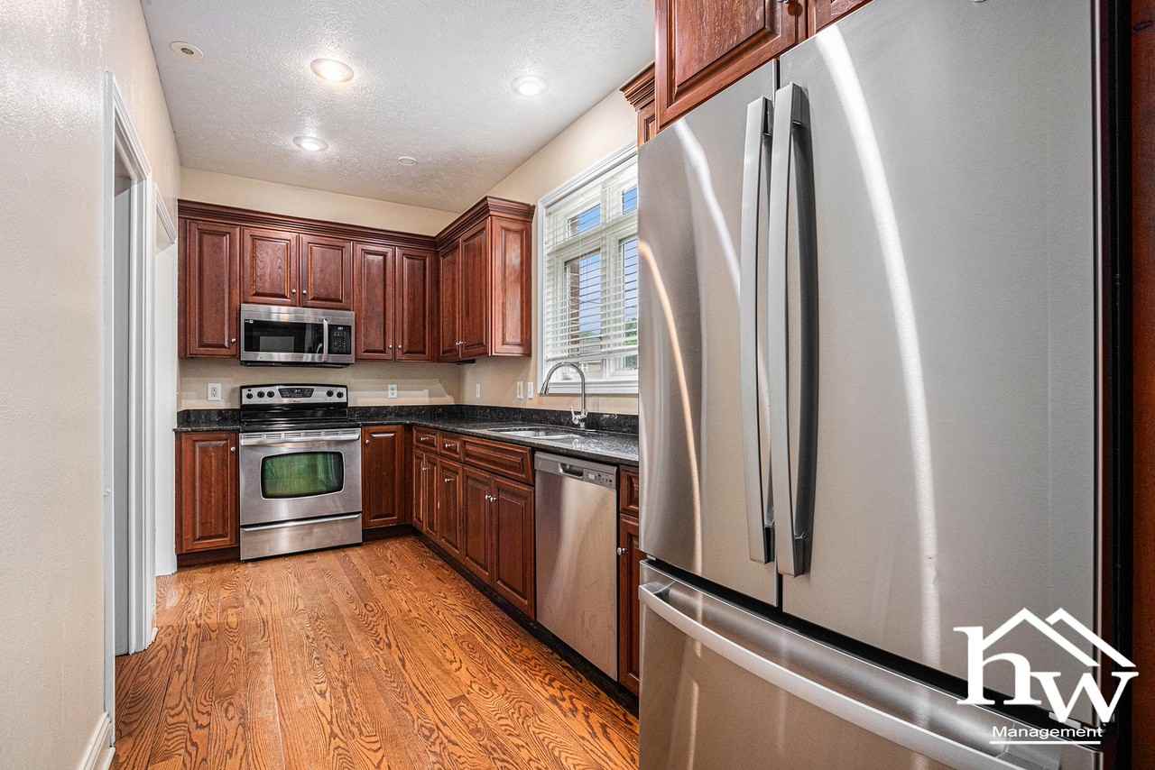 806 S Bend Ave - Photo 5 of 20