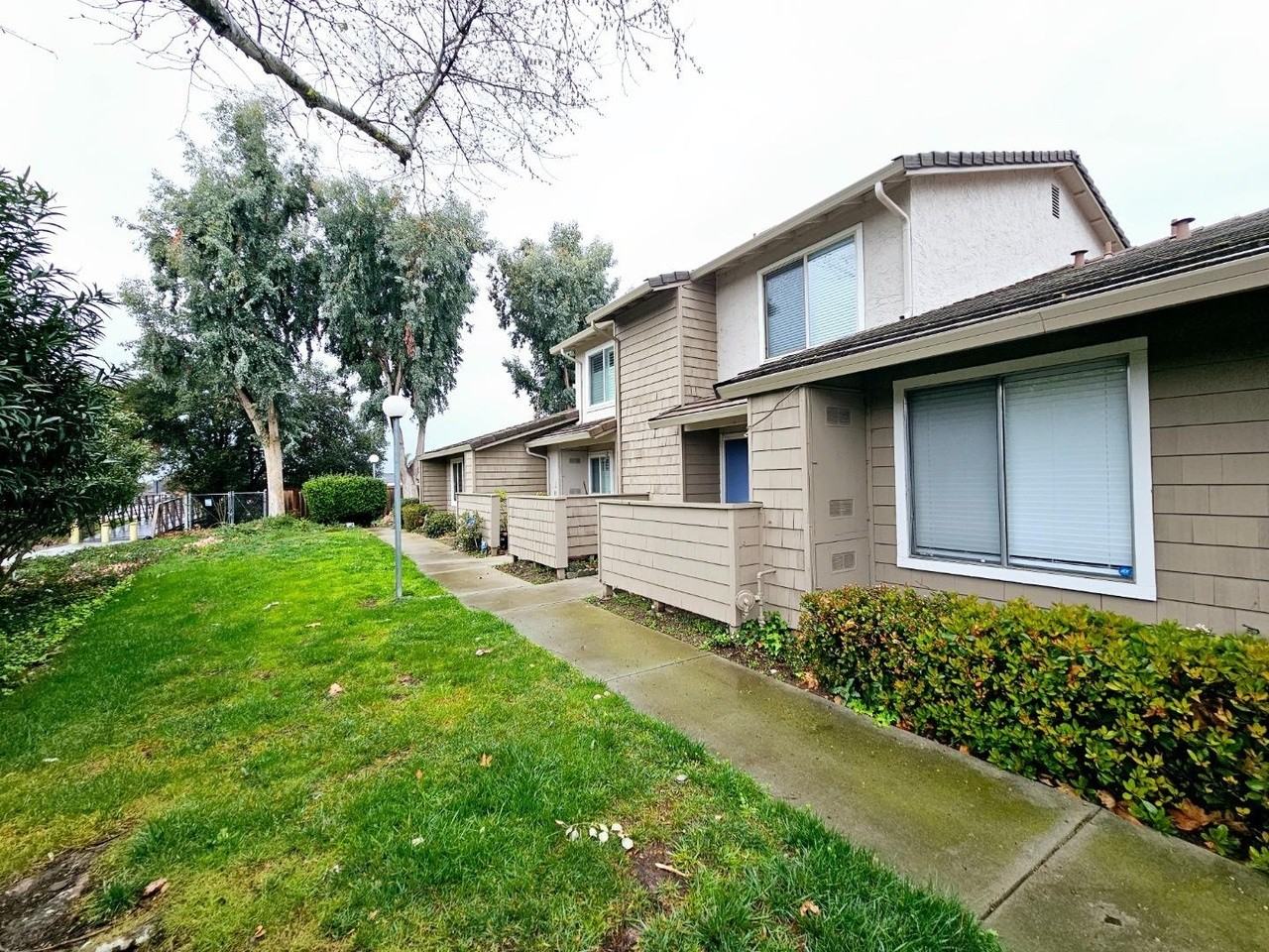 2907 Renick Ct - Photo 2 of 26