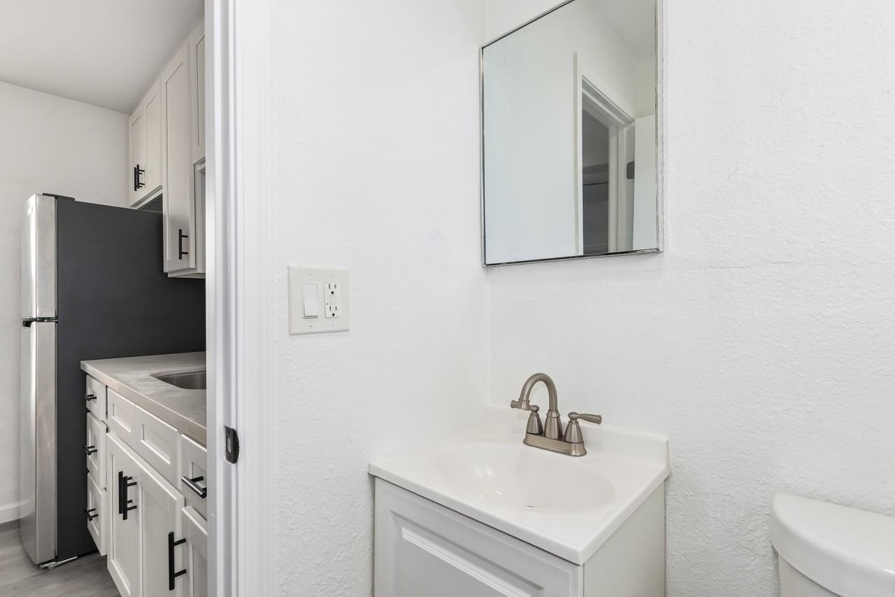 2412 E Monroe St - Photo 3 of 4