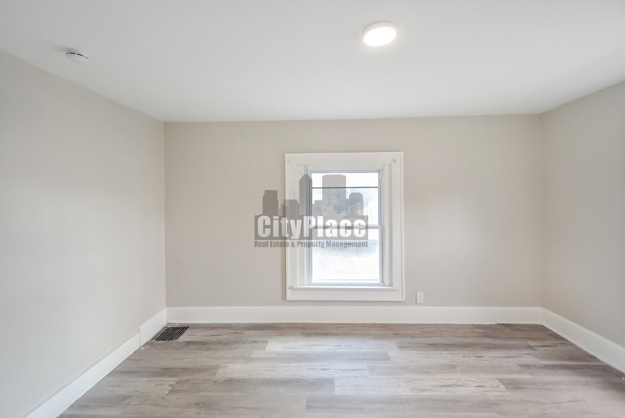 3936 E 10th St - Photo 6 of 16