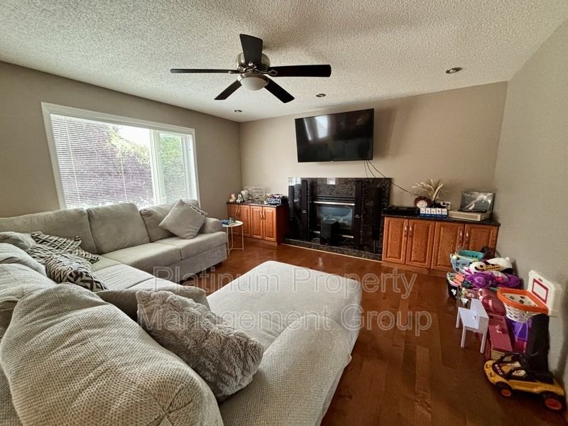 123 Douglasview Bay Se - Photo 3 of 7