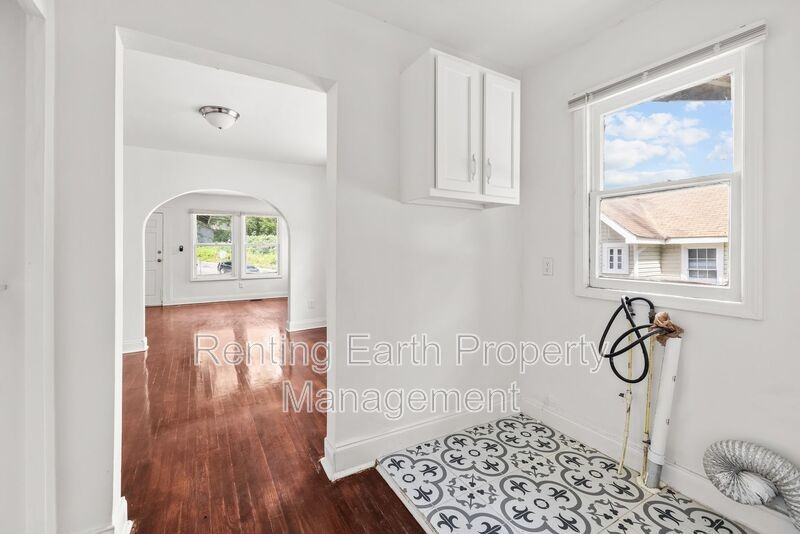 8215 Rugby Avenue - Photo 6 of 18