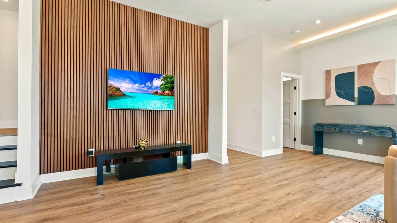 1733 N Fitzhugh Ave #1226740P - Photo 2 of 26