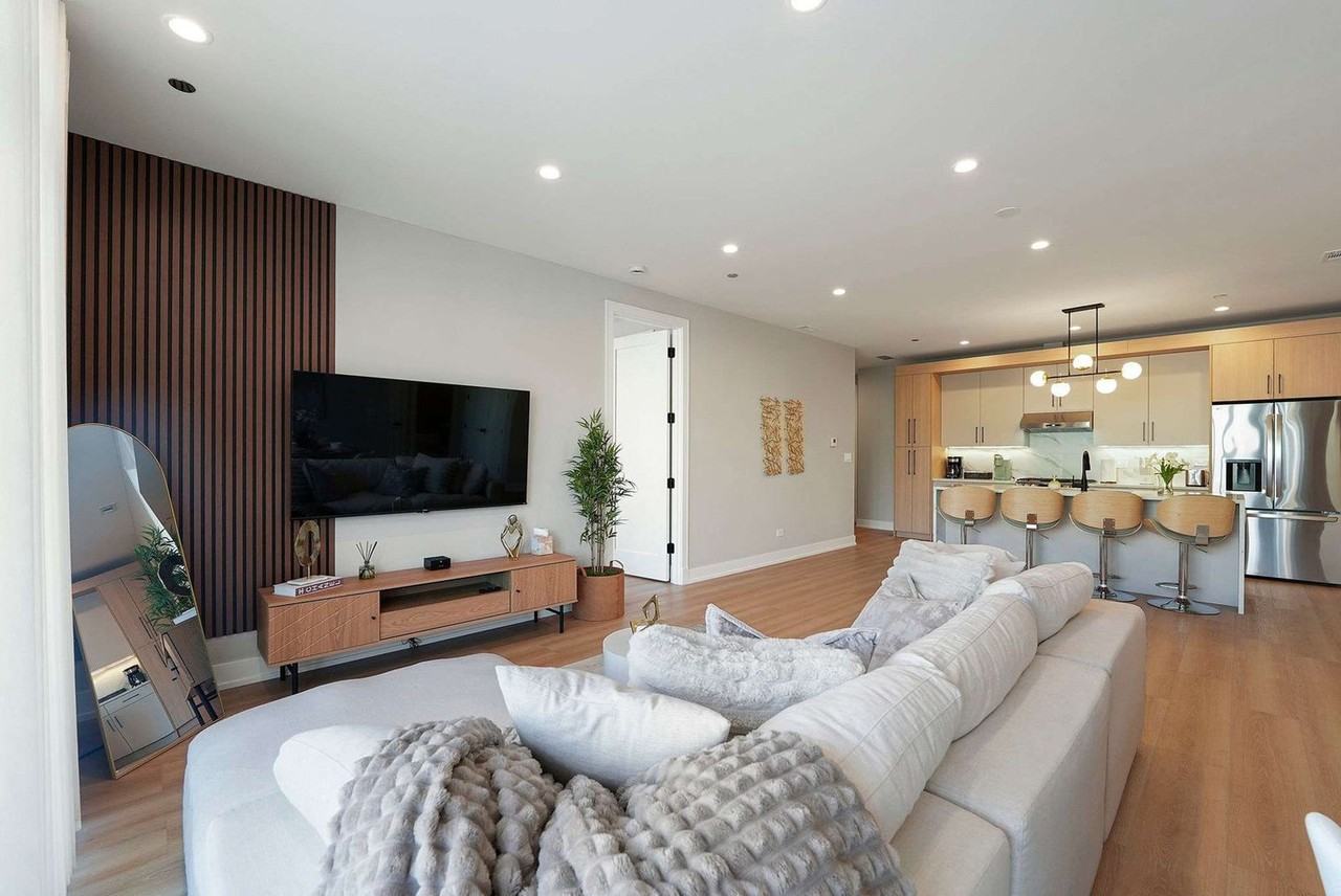 2344 W Polk St #1359789P - Photo 4 of 38