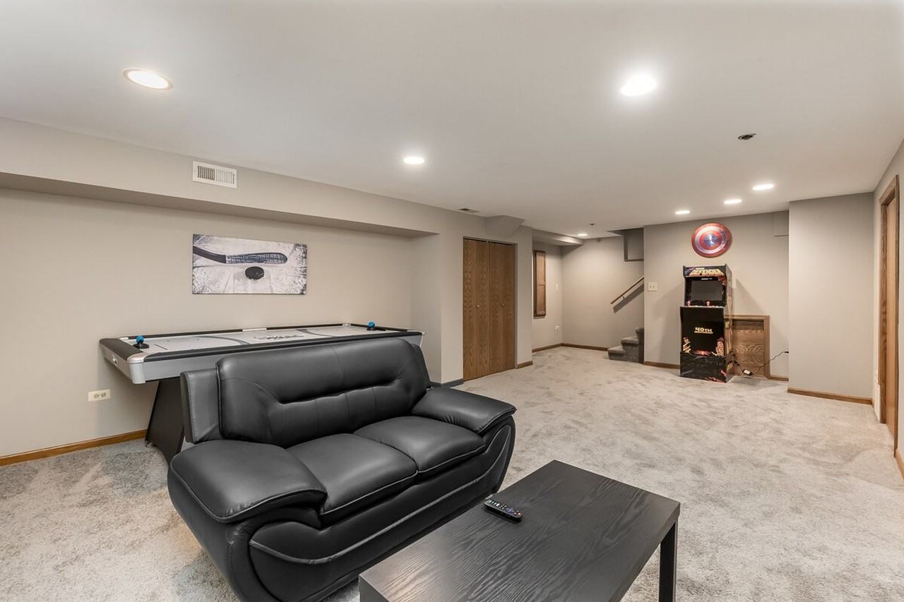 330 N Maple St #1285048P - Photo 3 of 24