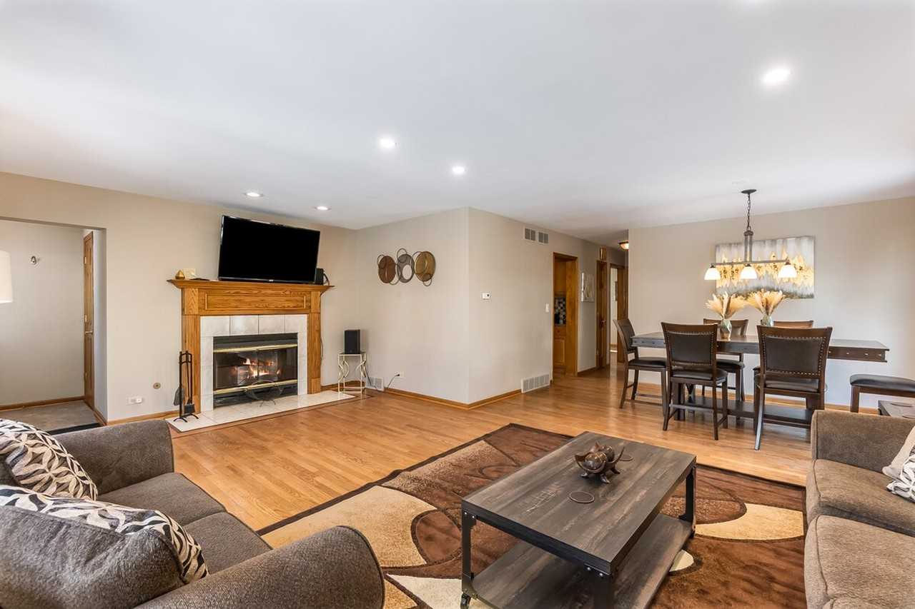 330 N Maple St #1285048P - Photo 5 of 24