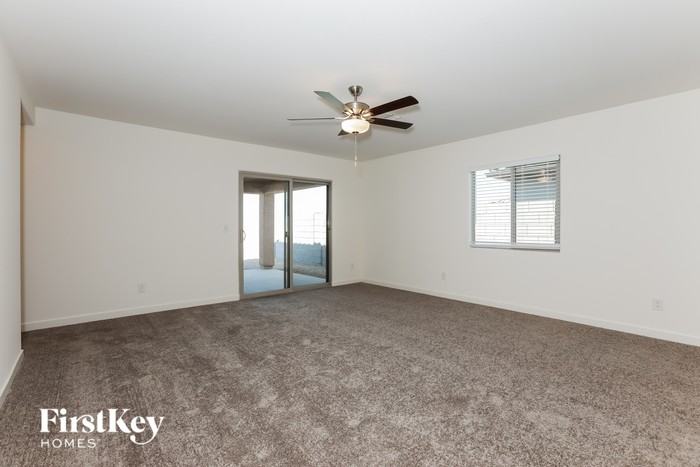 1040 W 20th St - Photo 2 of 16